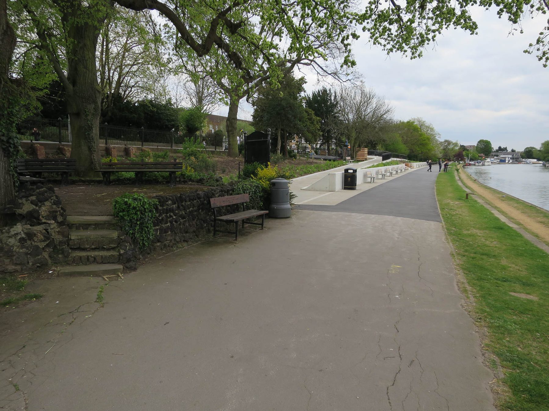 Queen's Promenade beside the River Thames in Surbiton